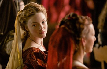 Holliday Grainger sera une affreuse belle-soeur dans Cinderella