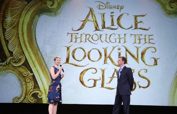 Dévoilement des affiches officielles de Alice Through the Looking Glass