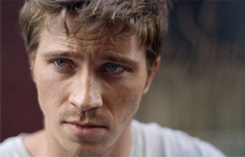 Garrett Hedlund sera le Capitaine Crochet dans Pan