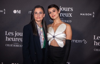 Chloé Robichaud et Sophie Desmarais bien entourées sur le tapis rouge des Jours heureux