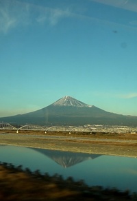 Le mont Fuji vu d'un train en marche