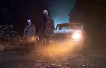 La terreur s'invite au chalet dans la bande-annonce de The Strangers: Chapter 1