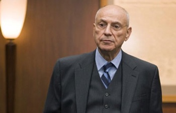 Alan Arkin incarnera un producteur hollywoodien