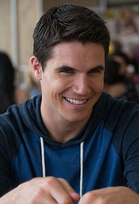 Robbie Amell