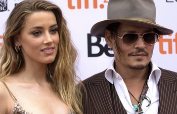 TIFF 2015 : Johnny Depp accompagne sa femme sur le tapis rouge de The Danish Girl