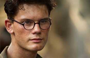 Jeremy Irvine dans Stonewall de Roland Emmerich