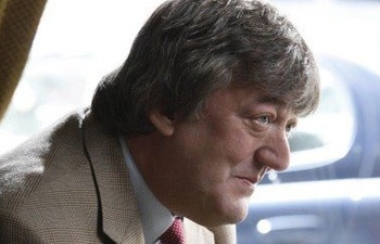 Stephen Fry sera Mycroft dans Sherlock Holmes 2