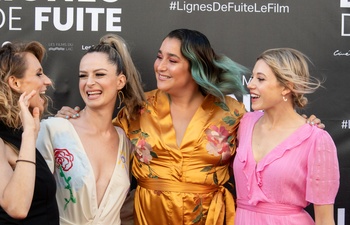 Les vedettes du film Lignes de fuite défilent sur le tapis rouge