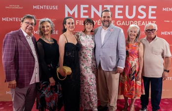 Un tapis rouge bondé de vedettes pour la première du film Menteuse