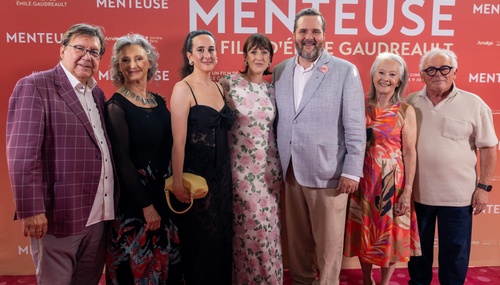Un tapis rouge bondé de vedettes pour la première du film Menteuse