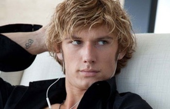 Alex Pettyfer sera le pilote de course James Hunt