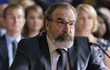 Mandy Patinkin prêtera sa voix pour la reprise des Schtroumpfs