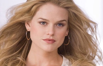 Alice Eve sera fiancée à Edgar Allan Poe