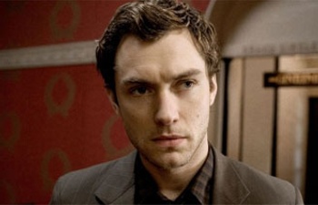 Jude Law et Aaron Johnson dans Anna Karenina