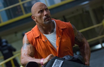 Dwayne Johnson monte sur le ring dans la première image de The Smashing Machine